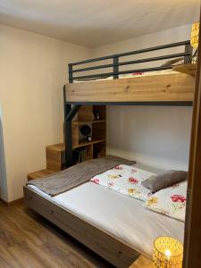 a bedroom with two bunk beds in a room at Appartement Steinbergrose in Leogang