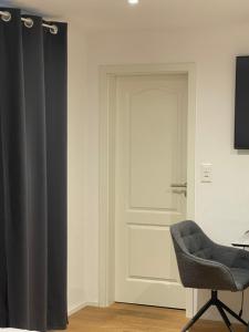 a door in a room with a chair and a window at Studio My Home in Brig
