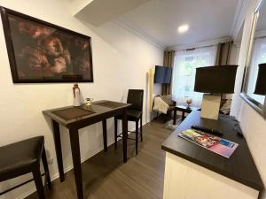a room with a table and a desk with chairs at Apartment am Roten Stein in Erfurt
