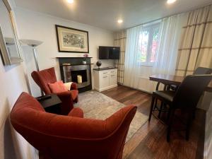 a living room with a couch and chairs and a table at Apartment am Roten Stein in Erfurt
