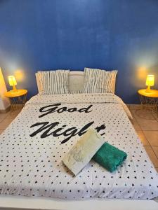 a bed with the word dead wrong written on it at Le paille en queue in Saint-Pierre