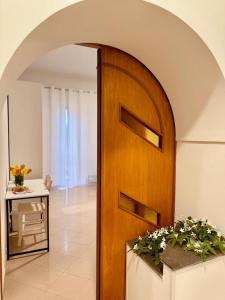 a wooden door in a room with a table at B&B Torrebianca in Aversa