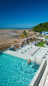 Bazén v ubytování Hotel Cabo Branco Atlântico nebo v jeho okolí