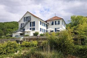 a white house with a fence in front of it at Das Zollhaus Studio Newton nahe der Schweiz in Klettgau in Klettgau