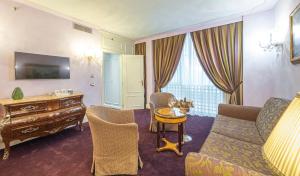 a living room with a couch and a table at Hotel Villa Barbarich in Mestre