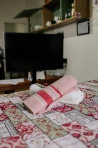 a pair of towels sitting on top of a bed at Joia do Pepira in Brotas +14 photos