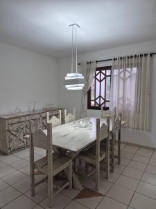 a dining room with a wooden table and chairs at Casa Baraúnas 05 in Gravatá