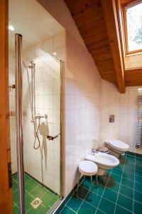 a bathroom with two sinks and a shower at Chalet Gulas - La Punt-Chamues-ch in La Punt-Chamues-ch