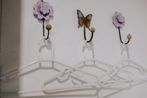 a group of three vases with flowers and a butterfly at Joia do Pepira in Brotas