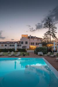 a large swimming pool in front of a building at Hotel Villa Barbarich in Mestre