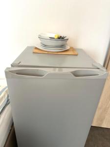a white plate on top of a refrigerator at Gemütliches Doppelzimmer Gemeinschaftsbad in Dingolfing +12 photos