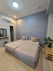 a bedroom with a large white bed in a room at เสม็ดทาวน์ Samed Town in Ko Samed