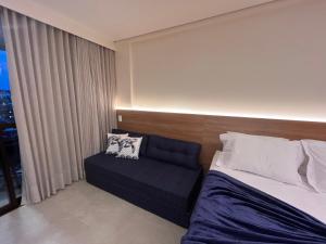 una camera d'albergo con un letto e un divano di Sole e Mare Flat a Ipojuca Altre 27 foto