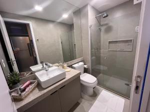 un bagno con WC, lavandino e doccia di Sole e Mare Flat a Ipojuca