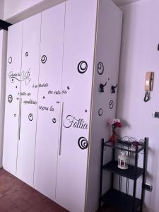 a room with white cabinets with writing on the wall at B&B Villa Friedmann Nonantola Modena in Nonantola
