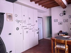 a room with white cabinets and a table at B&B Villa Friedmann Nonantola Modena in Nonantola