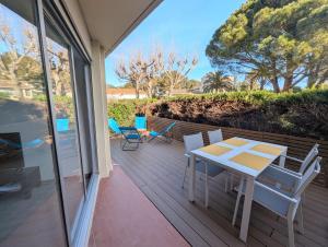 a patio with a table and chairs on a deck at Le Pastis - Direct aan het strand en het centrum - Top locatie! in Cavalaire-sur-Mer