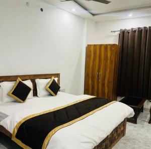 a bedroom with two beds and a wooden partition at Lallan Top Hotel in Unnāo