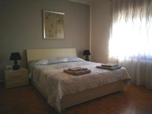 a bedroom with a bed with two towels on it at Boscaglie sweet home in Marostica