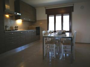 a kitchen with a dining room table and chairs at Boscaglie sweet home in Marostica