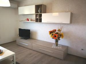 a living room with a vase of flowers on a table at Boscaglie sweet home in Marostica