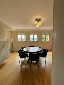 a dining room with a table and chairs at Boutique Apartment Villa Jaenisch in Kaiserslautern
