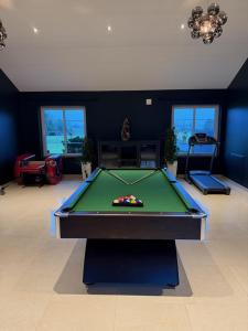a large room with a pool table in it at Eden-Dom Wakacyjny z Domkiem Gościnnym in Trelleborg