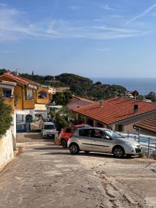 a group of cars parked in a parking lot at La conchiglia di susy in Capoliveri