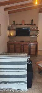 a room with a television and a table with towels at Paraíso Serrano in Casa Grande
