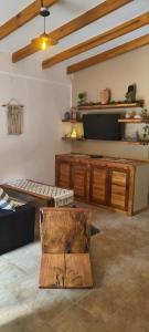 a living room with a couch and a tv at Paraíso Serrano in Casa Grande