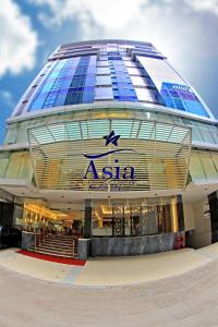 un edificio con una señal asiática delante de él en Asia Hotel & Resorts en Dhaka