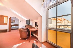 a room with a desk and a window at IK Apartamenty in Rzeszów