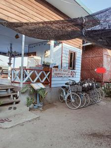 a group of bikes parked in front of a building at Peace&Love in Ban Sôm +5 photos