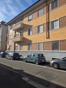 a row of cars parked in front of a building at Grazioso bilocale a Legnano. in Legnano