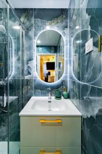 a bathroom with a sink and a mirror at Paris - Blue Sky Homestay in Le Kremlin-Bicêtre +17 photos