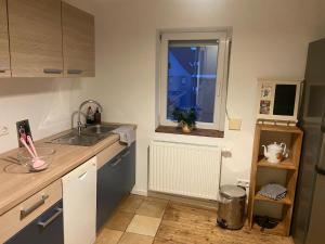 a kitchen with a sink and a window at Ferienwohnung Eberhard in Schwäbisch Gmünd