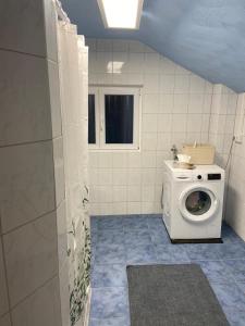 a laundry room with a washing machine and a window at Ferienwohnung Eberhard in Schwäbisch Gmünd