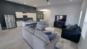 a living room with a couch and a tv and a kitchen at Country Resort in Bates City