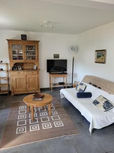ein Schlafzimmer mit einem Bett und einem Couchtisch in der Unterkunft Apartment Libramont in Libramont