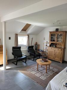 ein Wohnzimmer mit zwei Stühlen und einem Tisch in der Unterkunft Apartment Libramont in Libramont