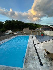 a large swimming pool on top of a building at Pousada Reserva Central in Capitólio