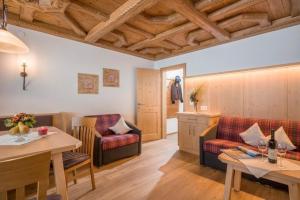 a living room with two couches and a table at Bauernhof Großwolfing- Appartementhaus Fischbacher in Ebbs