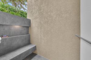 a concrete stairway with a concrete wall at Juntas del Lago - Casa 2 in Apulo