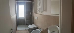 a small bathroom with a toilet and a shower at Moro 70 locazione turistica in Montanes