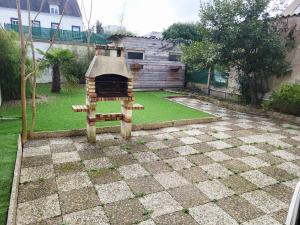 a backyard with a small oven in a yard at Ernest Lodge Angers in Angers