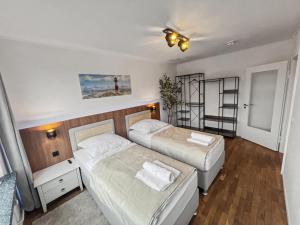 a bedroom with two beds and a ladder at charmantes Apartment bei Hamburg - Ruhe, Komfort & kostenloses Parken in Rellingen