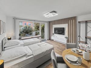 a bedroom with a large bed and a dining table at charmantes Apartment bei Hamburg - Ruhe, Komfort & kostenloses Parken in Rellingen +27 photos