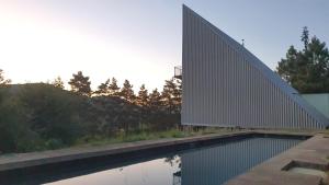 ein Haus mit Swimmingpool und einem Gebäude in der Unterkunft Maison Triangle in Saint-Alban-dʼAy
