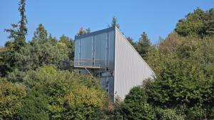 ein Gebäude an einem Hang mit Bäumen in der Unterkunft Maison Triangle in Saint-Alban-dʼAy