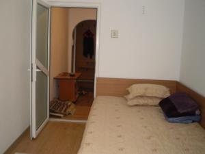 a small room with a bed and a mirror at apartament MIHAI in Mangalia